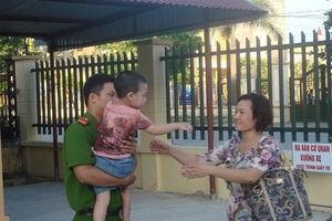 Cuộc đoàn tụ đẫm nước mắt của người mẹ với đứa con mang hai họ