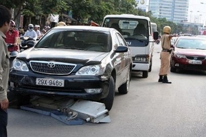 Hà Nội: Xế hộp húc tung biển báo