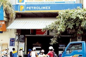 Hà Nội chủ trương di dời nhiều cây xăng: “Bom nổ chậm” chẳng dễ tháo ngòi