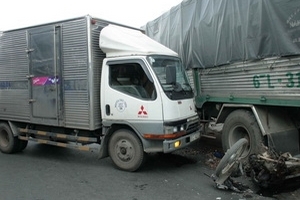 Xe tải vượt đèn đỏ đâm liên hoàn, 2 người bị thương