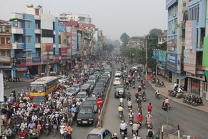 Hạ lệ phí trước bạ ô tô, thu phí đường bộ xe máy