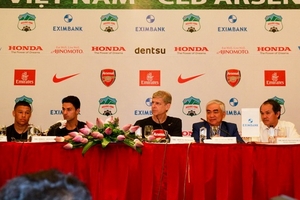 Wenger "nịnh" chủ nhà Việt Nam trong buổi họp báo