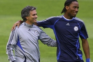 Drogba không để tâm tới lời "cầu viện" của Mourinho