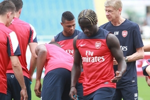 Arsenal khen mặt sân Mỹ Đình tốt hơn Bung Karno