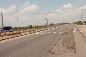 Cầu, đường lún là do... trời nắng?