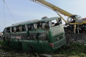 Quảng Bình: Lật xe khách, hành chục hành khách thoát chết