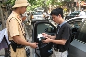 Bộ GTVT bỏ xử phạt xe không chính chủ và mũ "rởm"