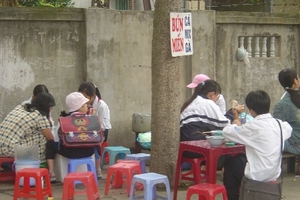 Tràn lan hàng độc