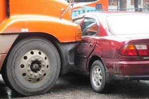 Ninh Bình: Xe container đâm bẹp đầu xe con