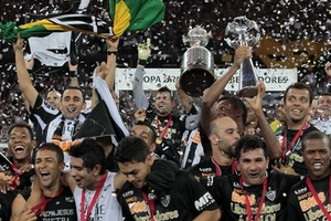 Đội bóng của Ronaldinho lần đầu vô địch Nam Mỹ