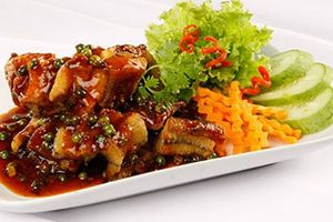 Lươn chiên giòn xốt tiêu xanh