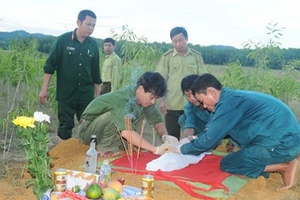 Cẩm Xuyên, Hà Tĩnh: Cất bốc 3 ngôi mộ tại lòng hồ Kẻ Gỗ