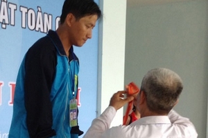 Chàng trai mù giật “vàng” bơi lội