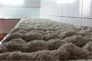 Xem quy trình sản xuất bún tươi