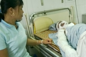 Hai người bị điện giật cháy xém ở Hà Nội: Quận Cầu Giấy đã coi thường cảnh báo?