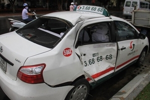 Đà Nẵng: Hành khách đi taxi phải nhập viện sau va chạm giữa xe taxi và xe khách