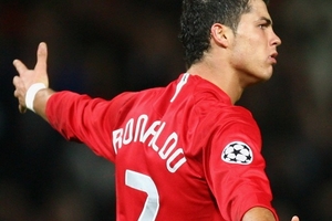 “Chi đậm" cho M.U đưa Ronaldo trở lại Old Trafford