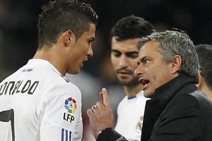 Ronaldo công khai "chửi khéo" thầy cũ Mourinho