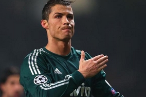 Cristiano Ronaldo "vượt mặt" Lionel Messi về lương?