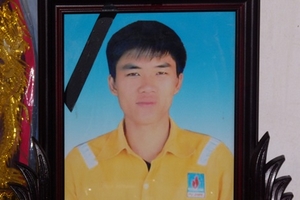 Chàng trai nhường áo phao cứu người về với đất mẹ