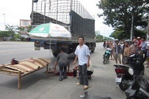 Sau cú va chạm với xe tải, một phụ nữ tử vong