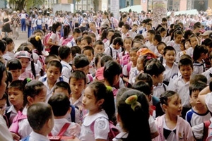 Khổ vì quá tải “heo vàng”: Phụ huynh, nhà trường cùng áp lực