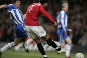 M.U treo áo số 7: David Moyes mở cửa chờ Ronaldo?