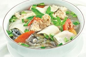 Canh chua nấu cá hồi