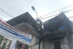 Chuyện lạ tại Hà Nội: “Đánh đu” tính mạng với dây điện