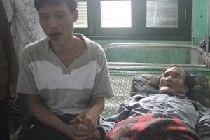 Hai cha con "người rừng": Mạnh dạn hơn và vui đùa với người thân