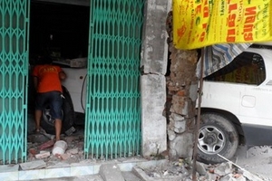 Ô tô mất lái, lao thẳng vào nhà dân