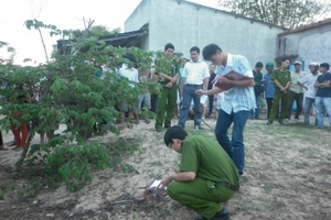 Kinh hoàng chồng cầm dao đâm vợ tử vong