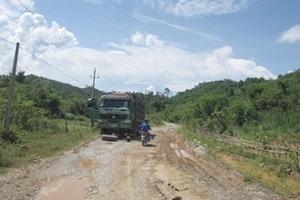 Đường gần trăm tỷ bị phá nát bởi xe chở quặng
