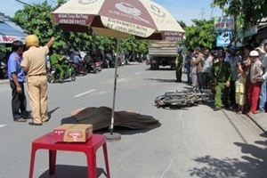 Thiếu nữ chết thảm dưới bánh xe ben