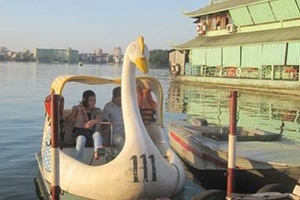 “Vịt tử thần” vẫn ầm ầm bơi