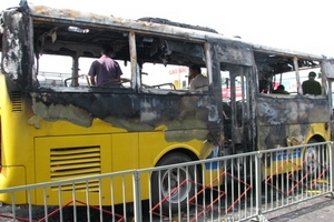 Xe buýt bốc cháy trong bến xe