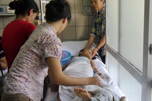 Kinh hoàng bố bắt con uống thuốc độc: 3 cháu bé đã tỉnh lại