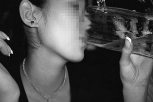 Vết trượt dài của nữ sinh rời bỏ giảng đường làm gái bán thân