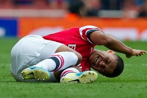 Wenger càng đau đầu vì Chamberlain chấn thương