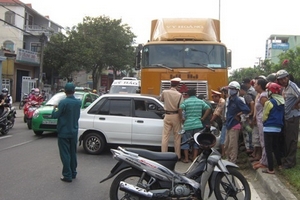 Em bé nhập viện sau khi xe container đâm ô tô 4 chỗ