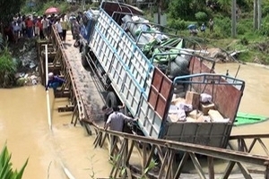Xe chở quá tải trọng làm sập cầu sắt bắc qua suối