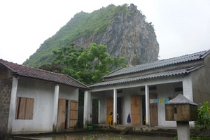 Hòa Bình: Nổ đá, phá…nhà dân!