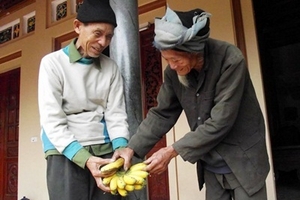 Gần 90 tuổi vẫn đạp xe,  bán chuối làm từ thiện