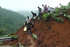 Sạt lở vách núi, Quốc lộ 279 đi qua Điện Biên tê liệt
