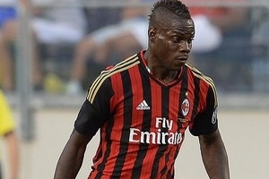 Siêu quậy Balotelli "dằn mặt" tân binh ngay trên sân