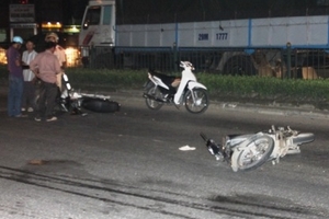 Ninh Bình: 2 xe máy đấu đầu, một người nguy kịch