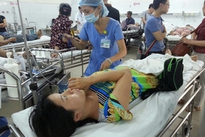 Nhiều người nhập viện sau khi ăn cơm, mỳ gà