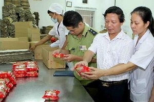 Kiểm tra đột xuất hai cơ sở sản xuất bánh trung thu