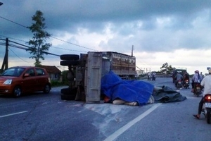 Nam Định: Lật xe tải, giao thông ách tắc trên quốc lộ 10