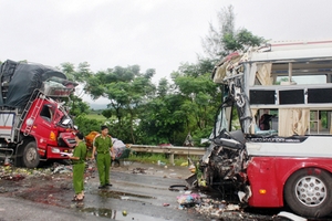 Nghệ An: Xe tải đấu đầu xe khách, 11 người thương vong